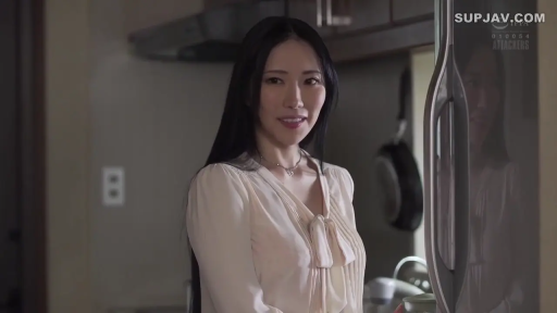 微笑 · 半身 · 厨房 · 熟女 · 冰箱 · 拿取物品 · 侧站 · 浅色长袖衬衫