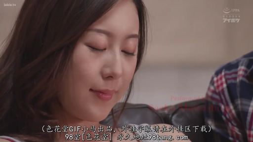 脸部特写 · 温柔微笑 · 室内沙发 · 浅色上衣