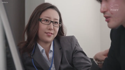 坐姿 · 眼鏡 · 办公室 · 微笑 · 半身 · 職業裝 · OL · 对谈