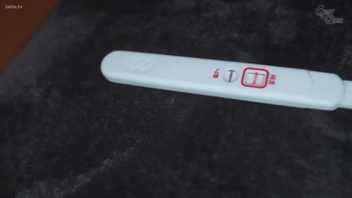 Indoor · 验孕棒 · 平放 · 验孕棒特写 · 显示检测结果 · 两条杠阳性