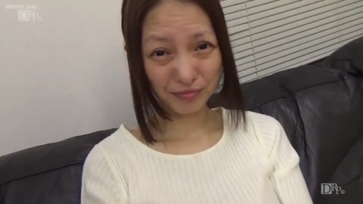 室内 · 坐姿 · 脸部特写 · 面对镜头 · 皮质沙发 · 熟女 · 白色针织衫 · 从容微笑