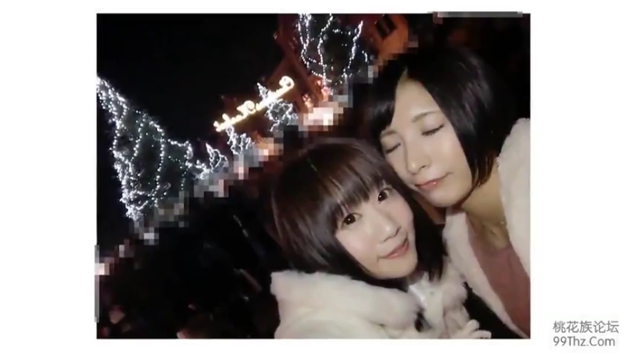 脸部特写 · 微笑 · 双人 · 自拍 · 依偎 · 冬装 · 户外夜景 · 圣诞灯饰