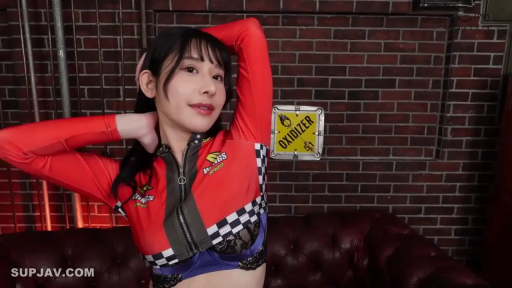 坐姿 · 微笑 · 皮沙发 · 上半身 · 摄影棚 · 摆姿势 · 赛车服 · 赛车女郎