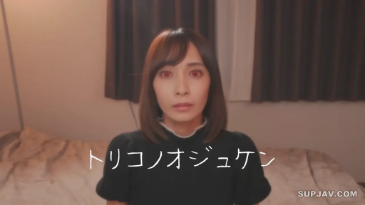 寝室 · 半身特写 · 呆滞 · 正坐 · 注视镜头 · 黑色泡泡袖上衣 · 红色眼瞳