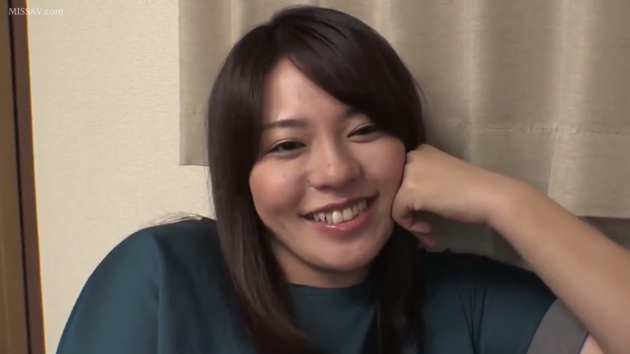 室内 · 脸部特写 · 微笑 · 注视 · 长发 · 深色上衣 · 托腮