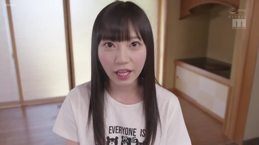 室内 · 自然 · 面部特写 · 长发 · 正面 · 白色印花T恤 · 言语表达