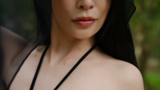 脸部特写 · 站立 · 平静 · 户外 · 黑色吊带 · 静态 · 艺术感