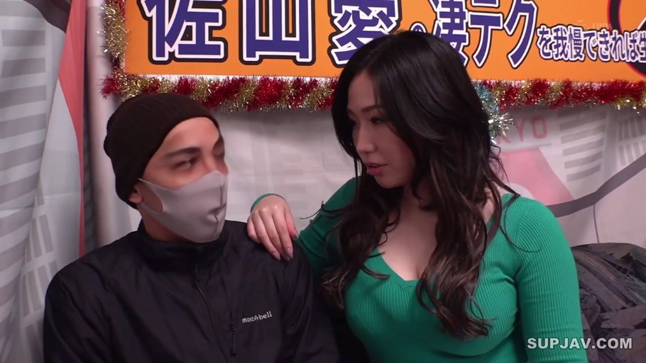 坐姿 · 微笑 · 白色衬衫 · 半身特写 · 摄影棚 · 日元钞票 · 展示金钱 · 企划宣传