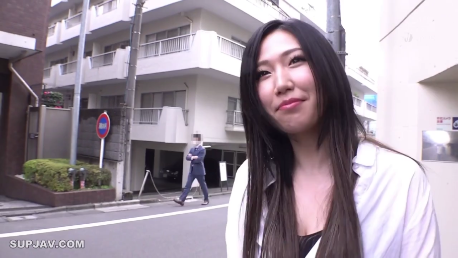 站立 · 白衬衫 · 面部特写 · 户外街道