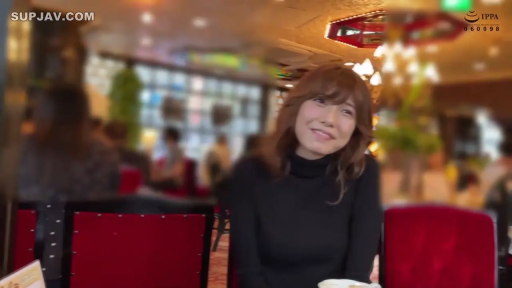 座り姿勢 · ジェスチャー · 顔部のクローズアップ · 微笑 · 喫茶店 · 素人感 · 桌椅 · 黑色长袖上衣