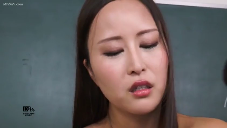 性交 · 教室 · 脸部特写 · 销魂 · 裸体 · 仰头 · 黑板 · 长发