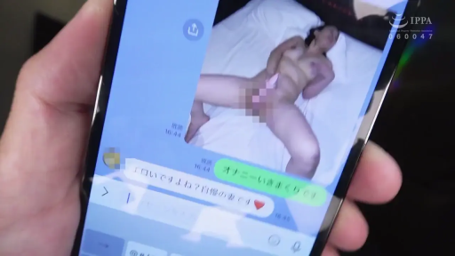 全裸 · 迷离 · 自慰 · 局部特写 · 手机屏幕 · 开腿仰卧 · 震动棒 · 绿帽