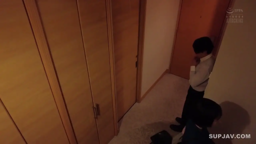 对视 · 自然 · 站立 · 俯拍 · 黑西裤 · 偷窥视角 · 木质衣柜 · 室内走廊