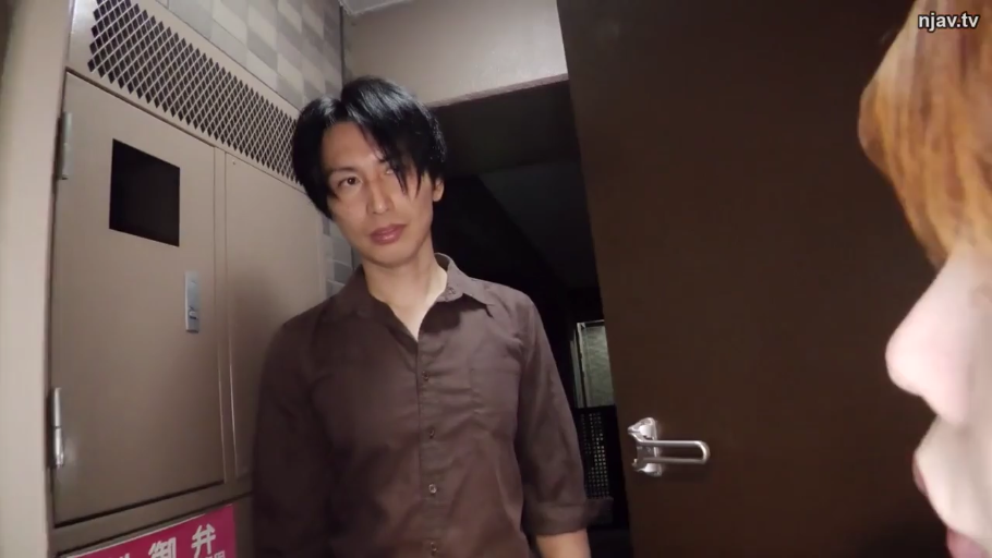 嚴肅 · 站立 · 第一人稱視角 · 走廊 · 对视 · 门 · 棕色衬衫