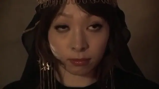 室内 · 座り姿勢 · 顔のクローズアップ · 注視 · 無表情 · 头饰 · 头巾