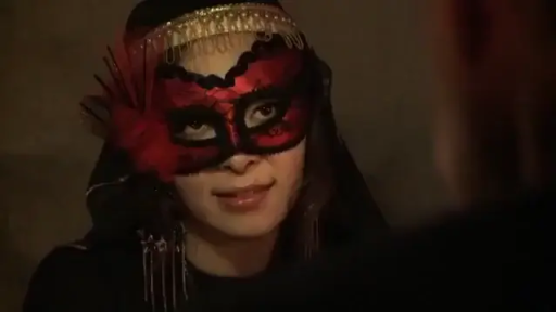 室内 · ロールプレイング · 顔のクローズアップ · 注視 · 正面 · 面具 · 黑衣 · 神秘微笑