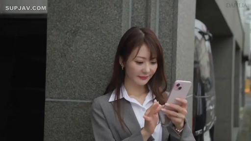 微笑 · 半身特写 · 手机 · 户外 · 职场 · 西装衬衫 · 靠墙站立 · 使用手机