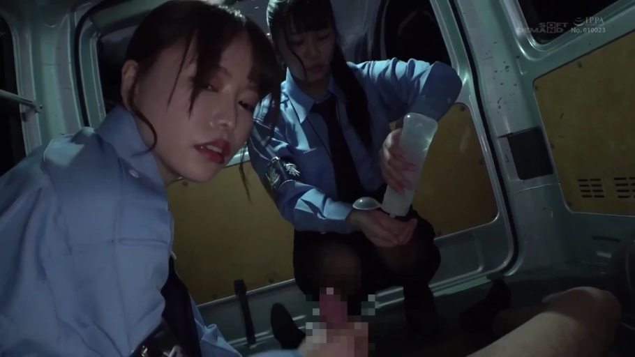 蹲姿 · 中景 · 诱惑 · 警察制服 · 制服诱惑 · 润滑油瓶 · 车厢内 · 使用润滑油