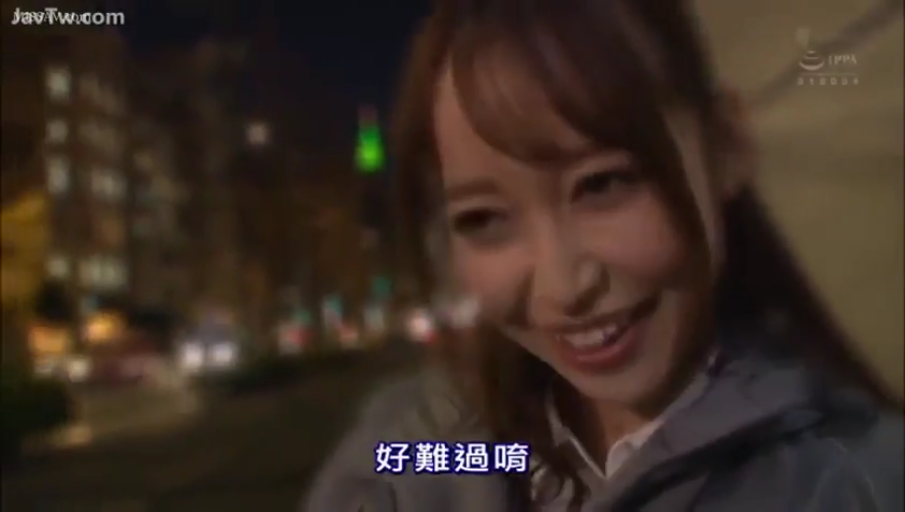 坐姿 · 便装 · 专注 · 报纸 · 客厅 · 手交 · 多人场景