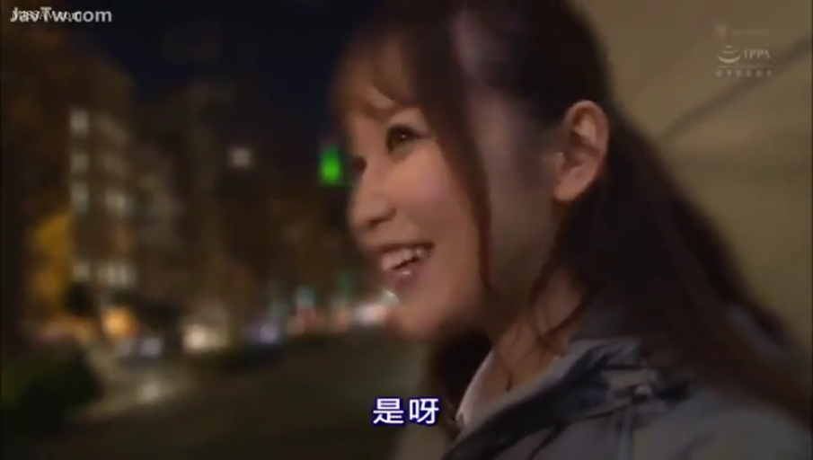 胸部特写 · T恤 · 犹豫 · 隔衣揉乳 · 仰靠 · 橙色沙发 · 非全裸