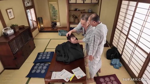 站立 · 全景 · 平静 · 摸头 · 宣传册 · 黑色遮盖物 · 传统和室