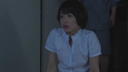 室内 · 坐姿 · 中景 · 白色衬衫 · 凝视 · 惊恐 · 短发