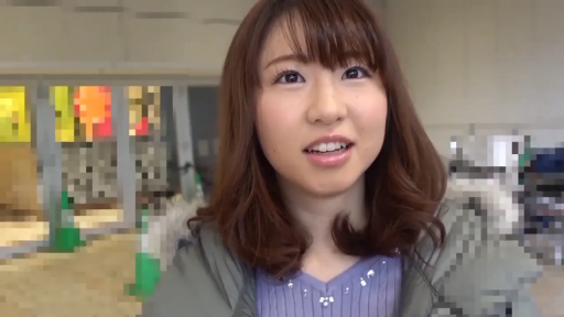 站立 · 微笑 · 自然 · 户外 · 背景模糊 · 夹克 · 头肩特写