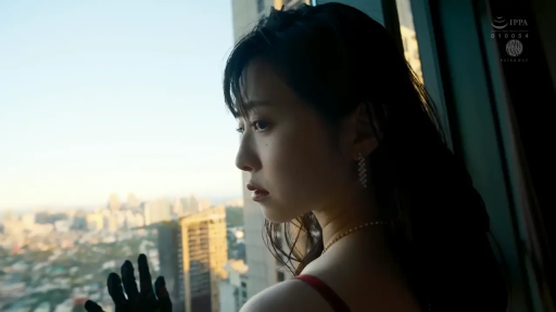 忧郁 · 侧脸特写 · 室内窗边 · 侧身站立 · 红色吊带裙 · 望向窗外