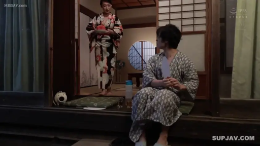 坐姿 · 全身 · 日系 · 和服 · 托盘 · 温和 · 侍奉 · 日式建筑