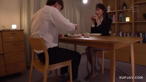 坐姿 · 职业装 · 全景 · 微笑 · 餐桌 · 餐厅 · 日常 · 用餐