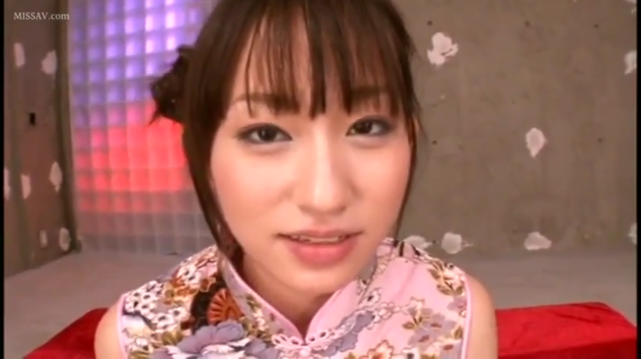 交谈 · 站立 · 中景 · 平静 · 休闲服 · 玄关 · 三人 · 礼品袋