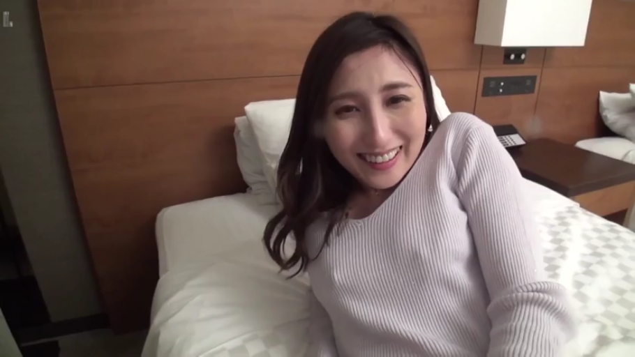 第一视角 · 床铺 · 酒店房间 · 面对镜头 · 上半身特写 · 浅色针织衫 · 笑容灿烂 · 侧身斜卧