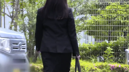 全身 · 站立 · 展示 · 微笑 · 服装店 · 衣架 · 封面拼接 · 粉色上衣与牛仔裤