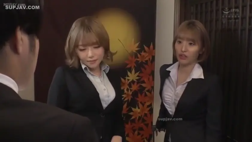 专注 · 白衬衫 · 站姿 · 办公室内 · 上半身特写 · OL剧情 · 谈话交流 · 屏风背景