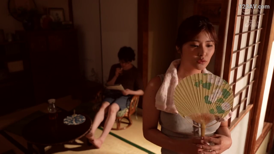 站立 · 中景 · 平静 · 颈挂毛巾 · 团扇 · 室内灯光 · 日式居室 · 扇风