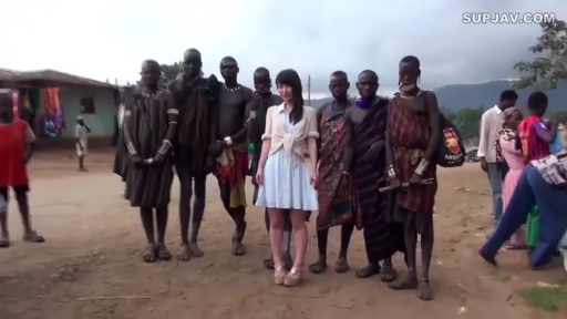 全身 · 站立 · 微笑 · 连衣裙 · 合影 · 肤色差 · 部落 · 传统饰品