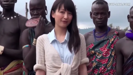 站立 · 中景 · 微笑 · 部落服饰 · 唇盘 · 户外 · 合影 · 跨文化