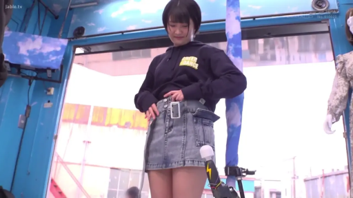 站立 · 微笑 · 户外 · 麦克风 · 白天 · 连帽卫衣 · 整理裙子