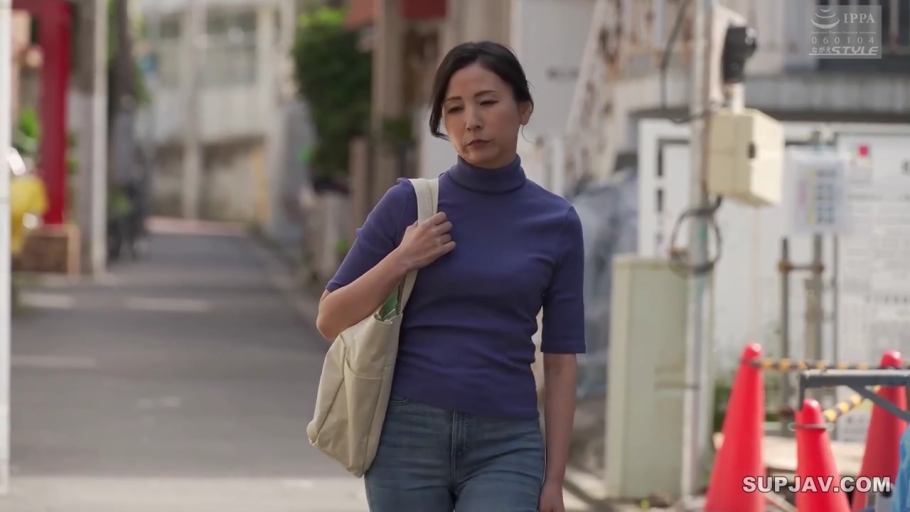 绿色校服西装 · 正坐 · 室内沙发 · 笑容 · 接受采访 · 采访
