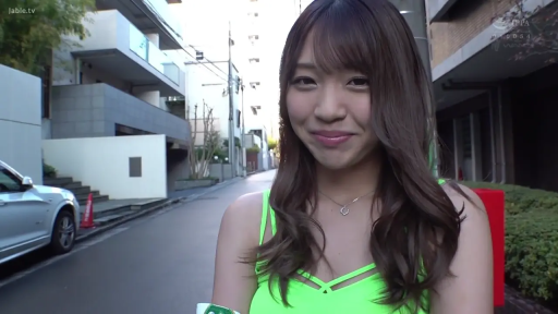 脸部特写 · 站姿 · 微笑 · 对视 · 街道 · 亮绿色吊带