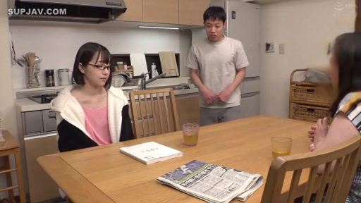 坐姿 · 交谈 · 自然 · 餐厅 · 居家服