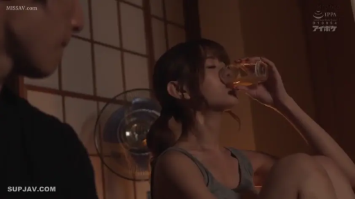 和室 · 中景 · 平静 · グレーなベスト · 膝立ち · 生活化 · 玻璃杯 · 饮水