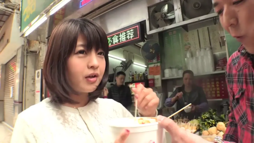 中景 · 站姿 · 自然 · 街道 · 进食 · 纸杯 · 白い外套 · 户外生活