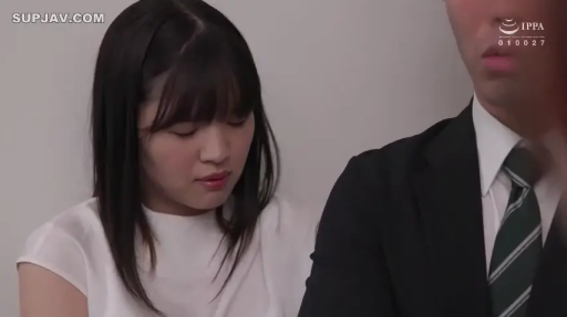 室內 · 憂鬱 · 低頭 · 上半身 · 職場 · 并排坐姿 · 白色无袖衫