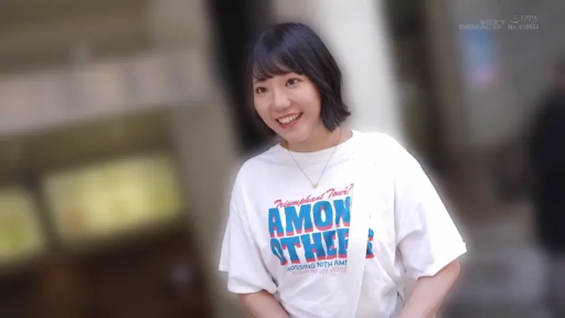 站立 · 半身 · 户外 · 白色T恤