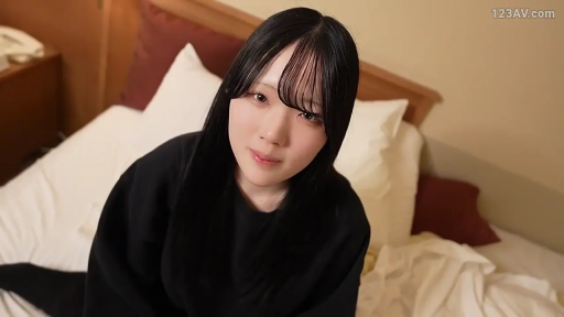 室內 · 坐姿 · 臥室 · 中景 · 平靜 · 床 · 面对镜头 · 黑色长袖衫