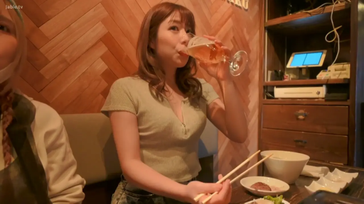 室内 · 坐姿 · 面部 · 自然 · 休闲装 · 餐厅 · 进食 · 筷子