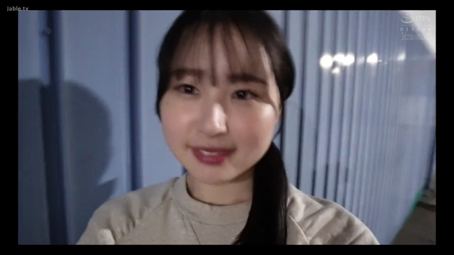 脸部特写 · 微笑 · 注视镜头 · 灰色卫衣 · 马尾辫 · 户外夜间 · 站立自拍