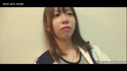 室内 · 脸部 · 平静 · 项链 · 靠墙 · 运动外套 · 侧望 · 日常抓拍