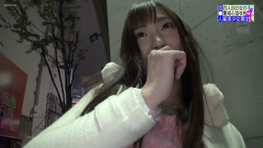 站立 · 半身特写 · 白色外套 · 户外街道